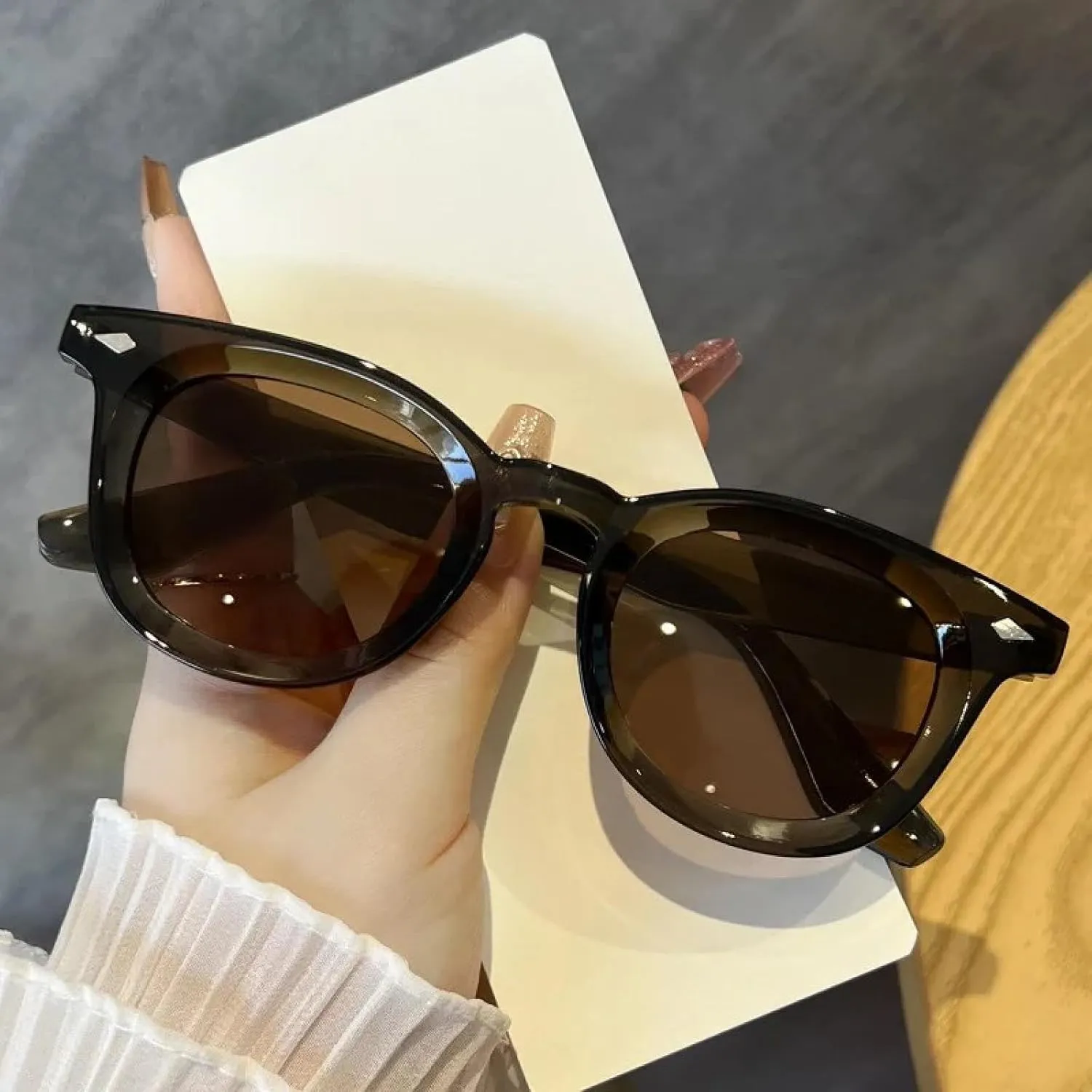 Retro Round Men Sunglasses Fashion Clear Ocean Lens Shades Uv400 Women Trending Rivets